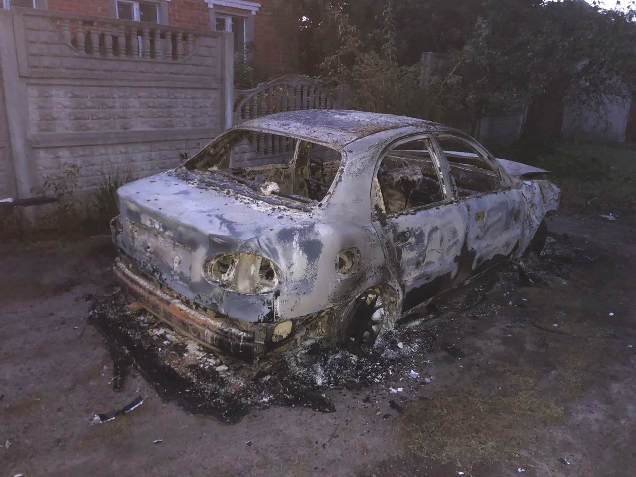 У Золочеві на Харківщині росіяни знищили цивільний легковик: кадри з місця