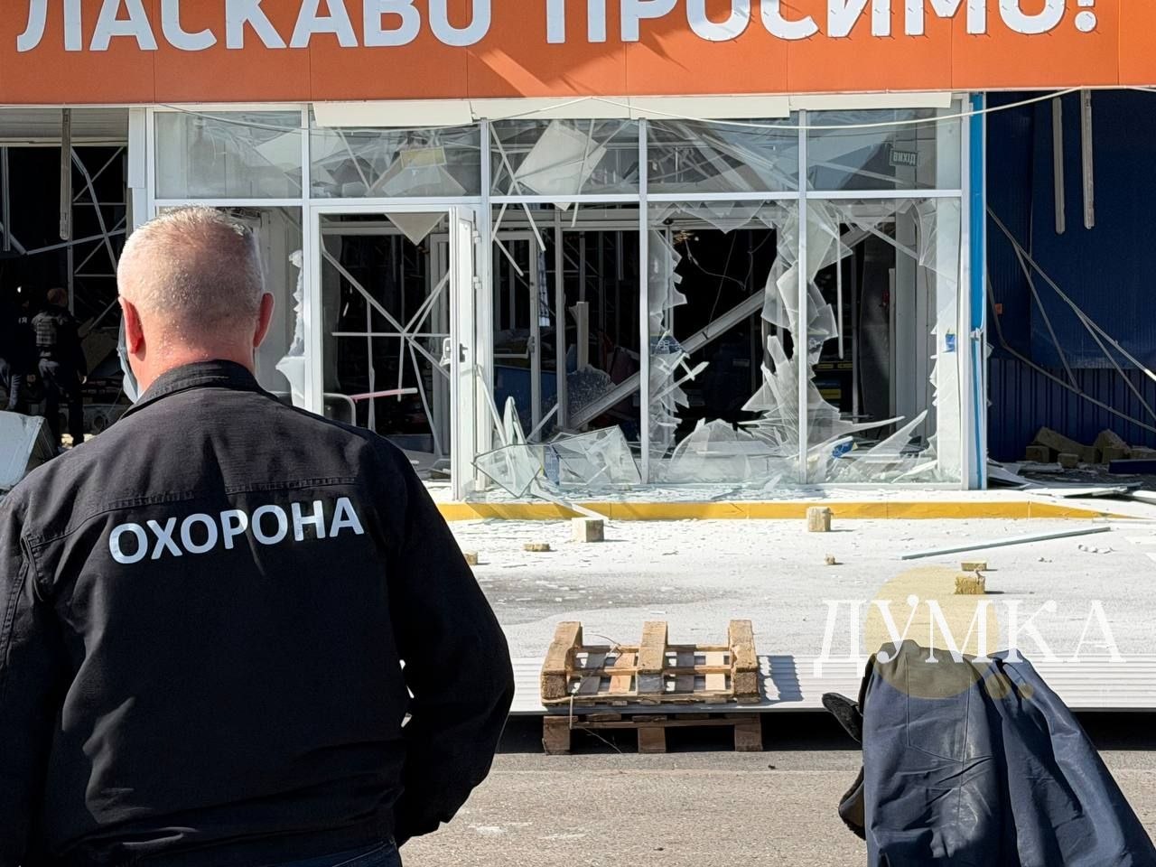 Армія РФ вдруге за місяць завдала удару по гіпермаркет "Епіцентр" в Харкові: кадри з місця