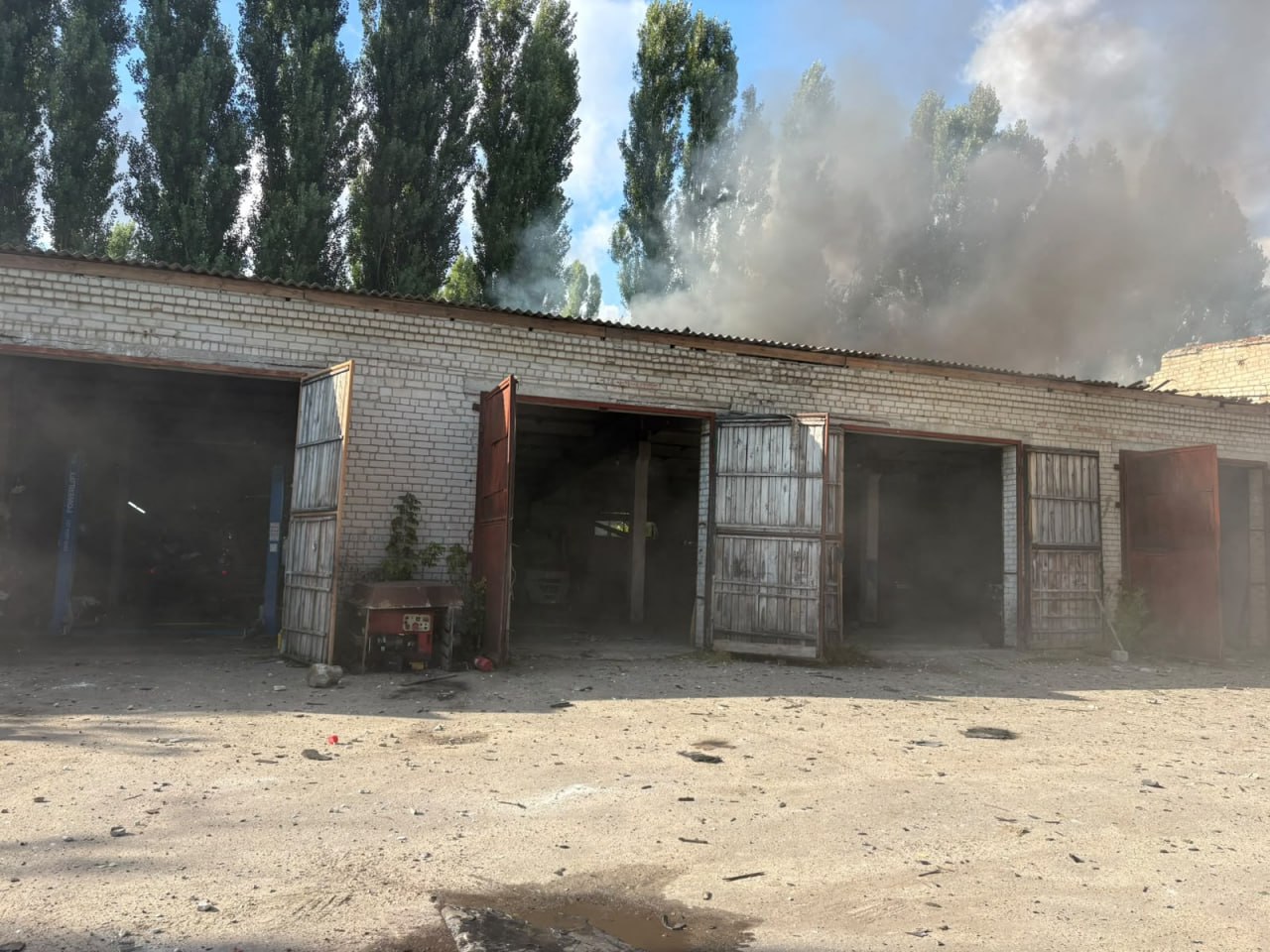 На Ізюмщині за добу пошкоджені склади та близько 15 будинків
