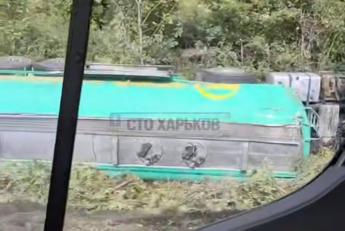 Під Харковом на київській трасі жахлива ДТП: фура з паливом вилетіла в кювет