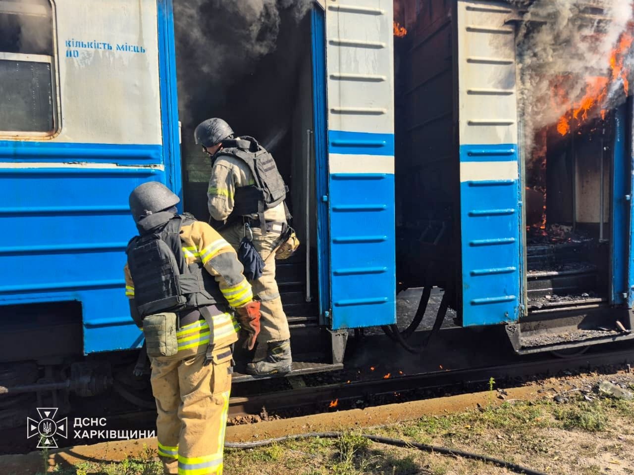 Рятувальники загасили два вагони електропоїзда після удару РФ на Харківщині
