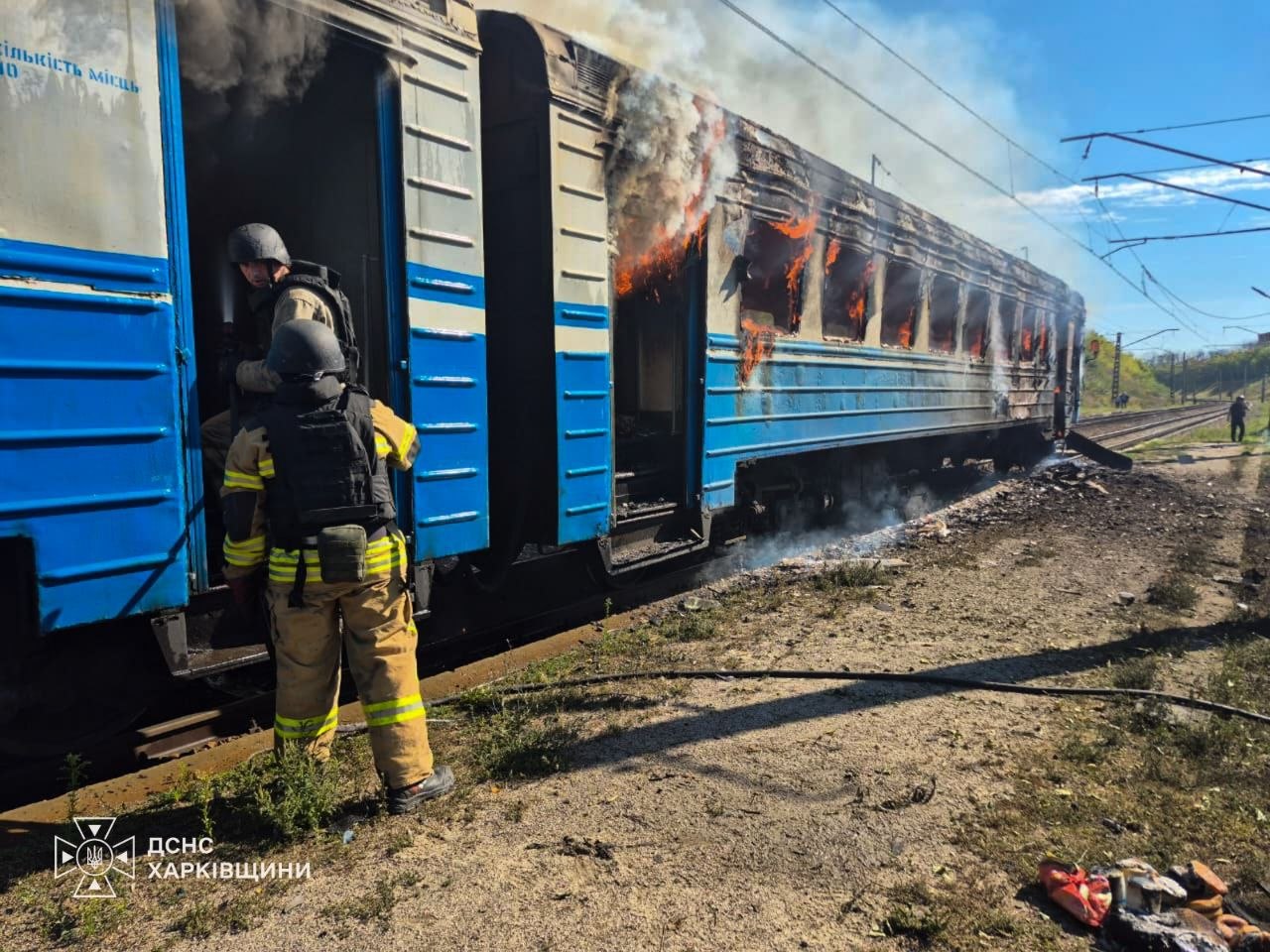Рятувальники загасили два вагони електропоїзда після удару РФ на Харківщині