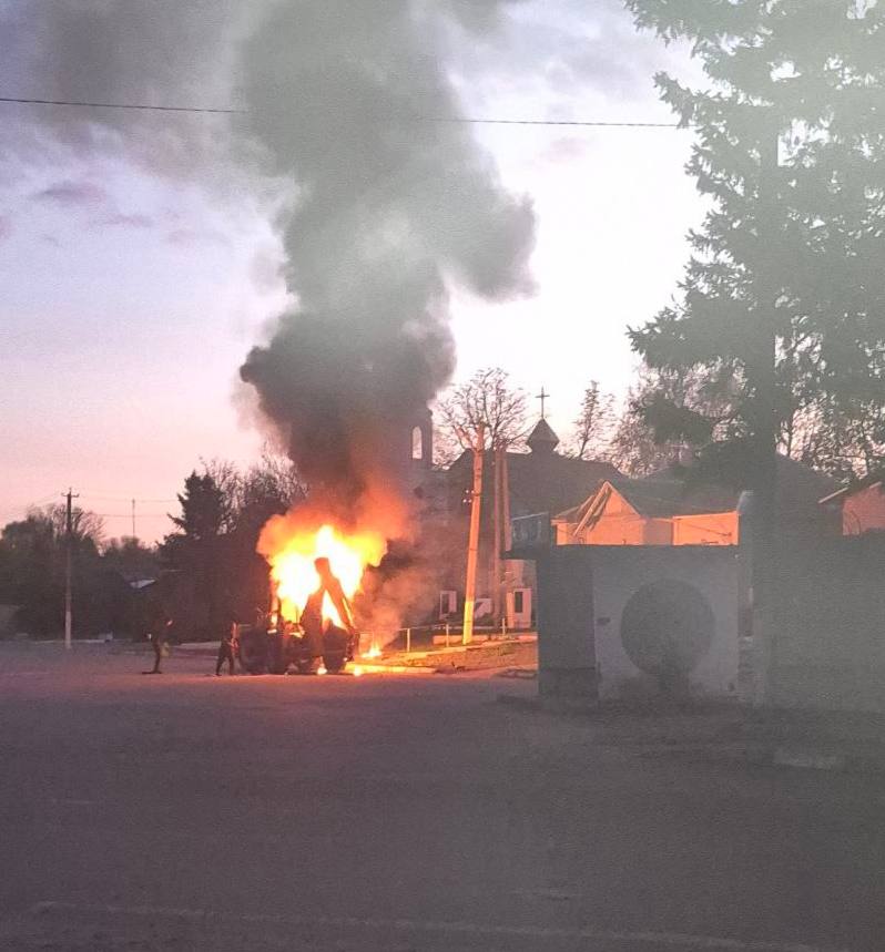 Під Харковом російський дрон поцілив у авто "швидкої” та спецтехніку