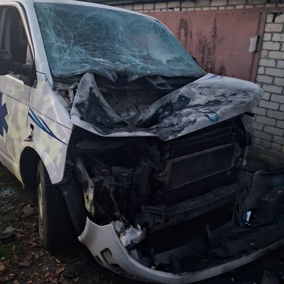 Під Харковом російський дрон поцілив у авто "швидкої” та спецтехніку