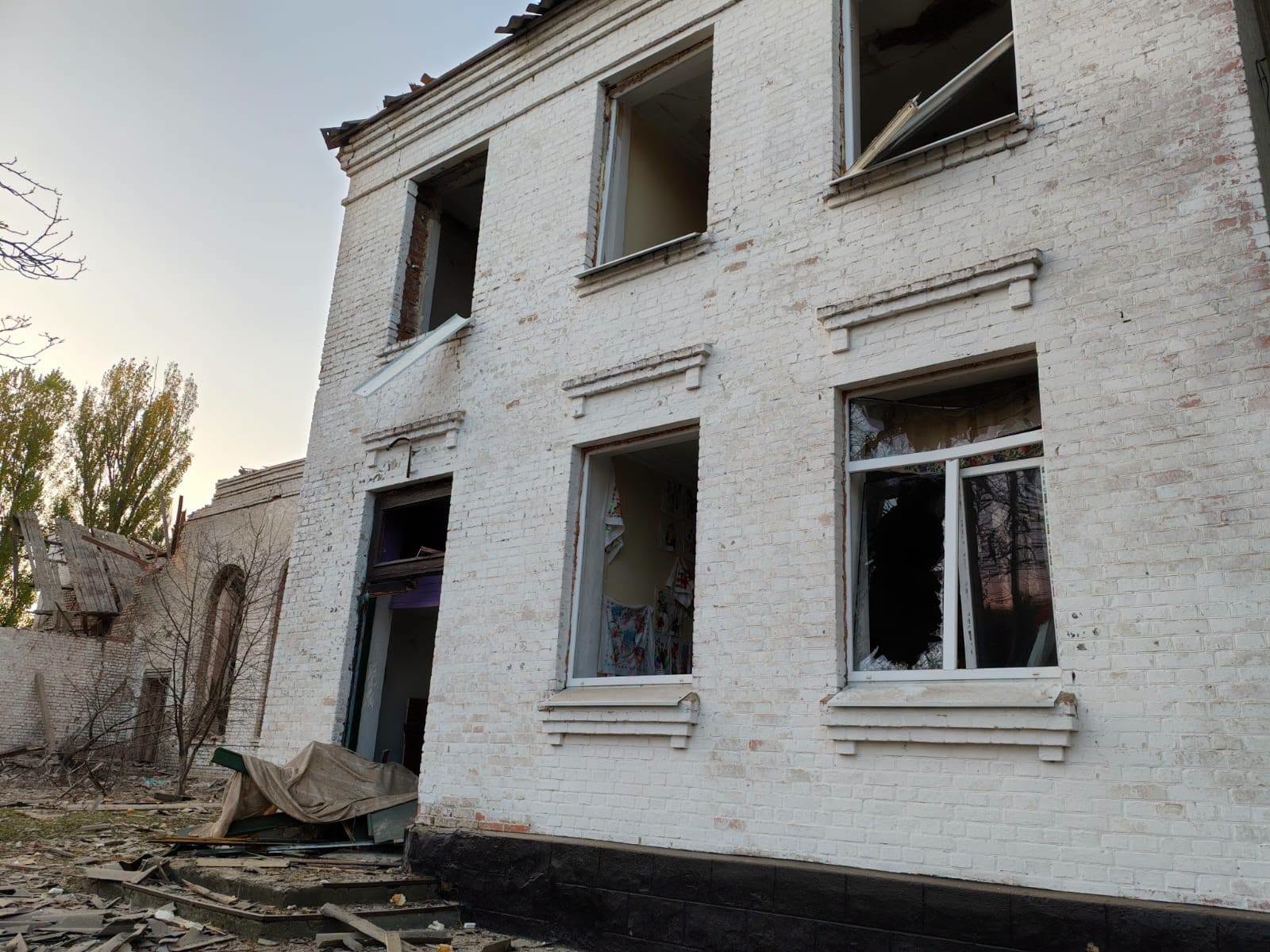 На Харківщині РФ знищила будівлю старостату, пошкодила клуб та школу