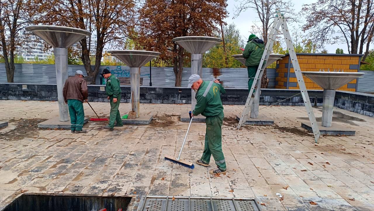 Комунальники показали, як готують до зими міські фонтани Харкова