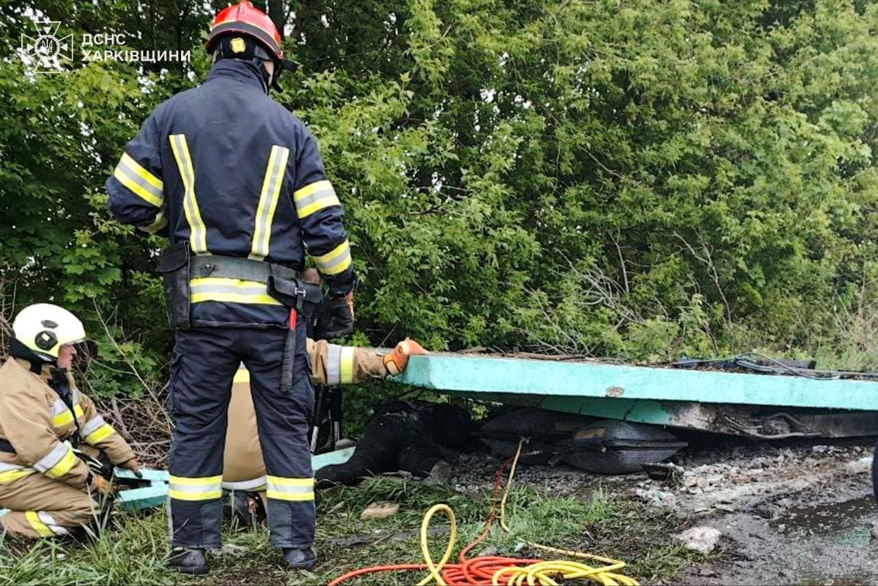 Смертельна ДТП на Харківщині: Жінка загинула під бетонною плитою зупинки