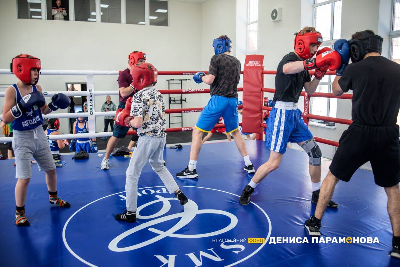 Фонд Дениса Парамонова открыл бесплатный детский боксёрский зал в  Харьковской области