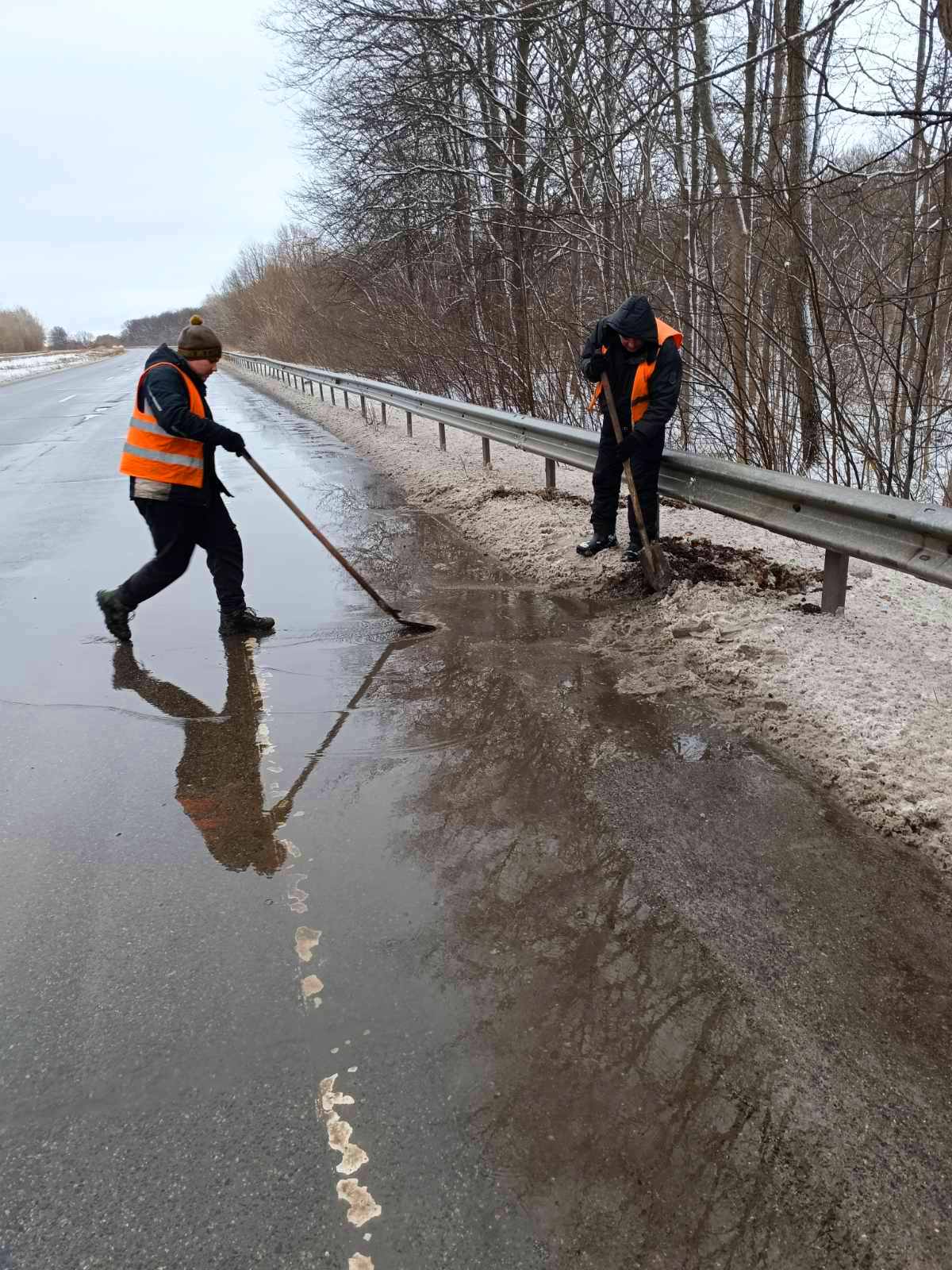 Дорожники показали, як "латають" ями на Харківщині