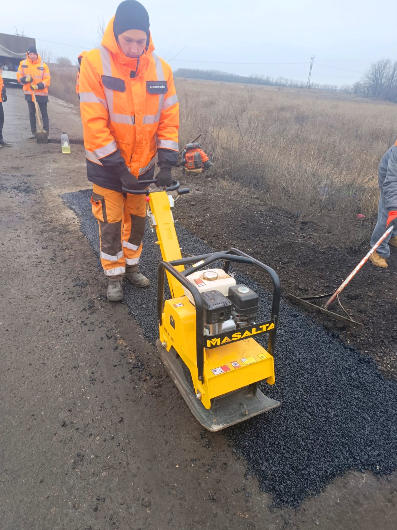 Дорожники показали, як "латають" ями на Харківщині