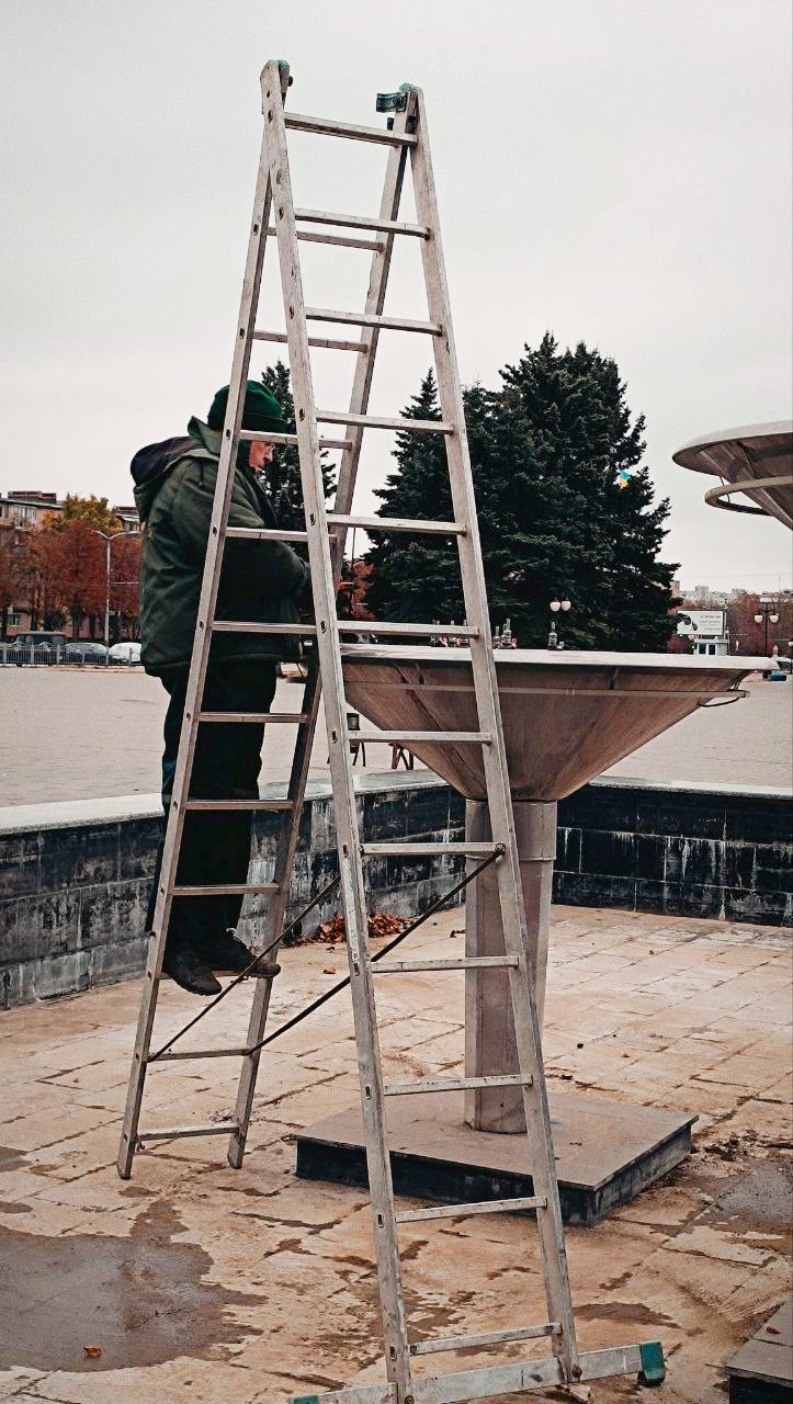 Комунальники показали, як готують до зими міські фонтани Харкова