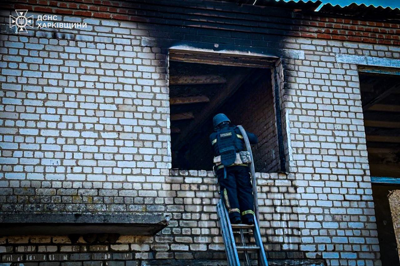 Виникли масштабні пожежі: БпЛА атакували цивільні об'єкти на Харківщині