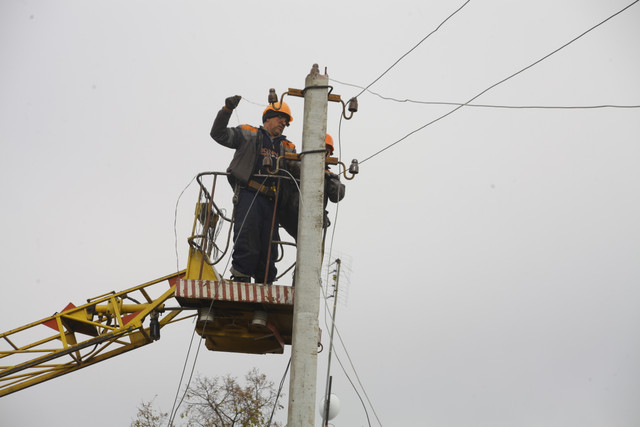 Харківські енергетики пів року відновлювали мережі в зруйнованому росіянами селі