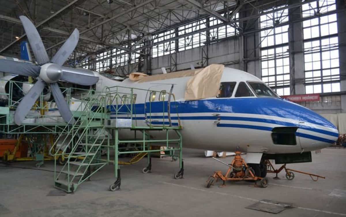 літак Ан-140 на заводі