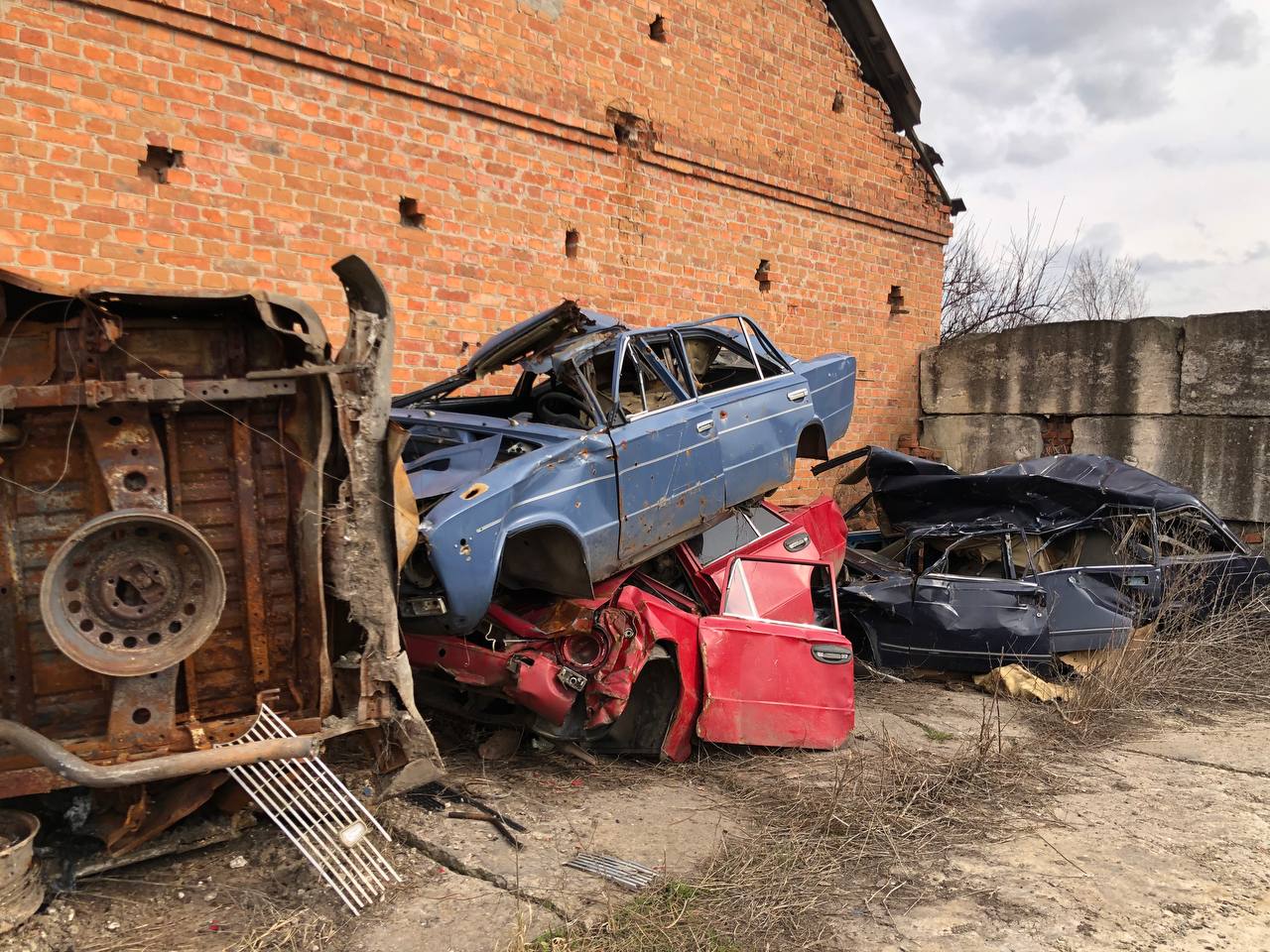 В Старосалтовской ОТГ убирают изуродованные обстрелами авто