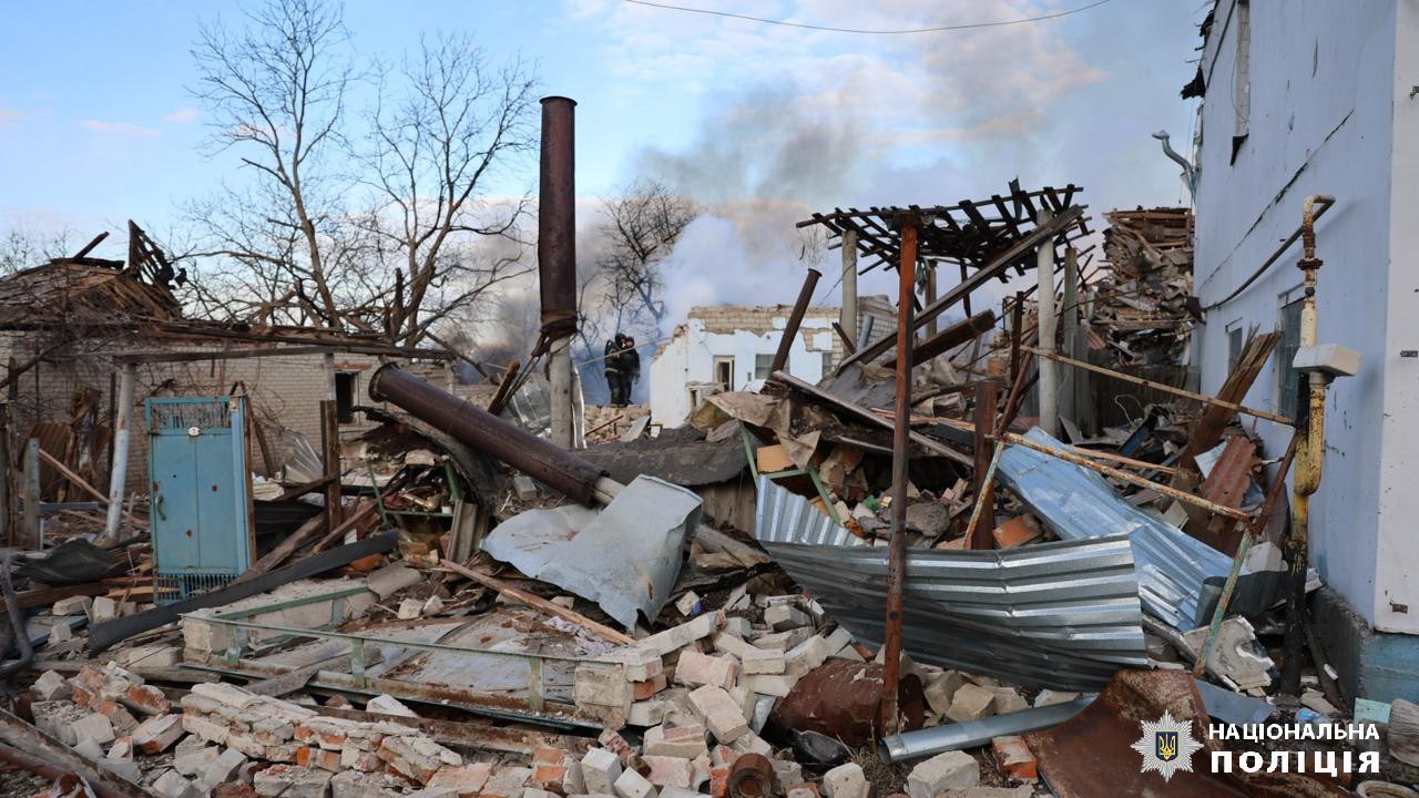 Поліція показала, що залишилося від житла, яке росіяни бомбили на Харківщині 19 березня