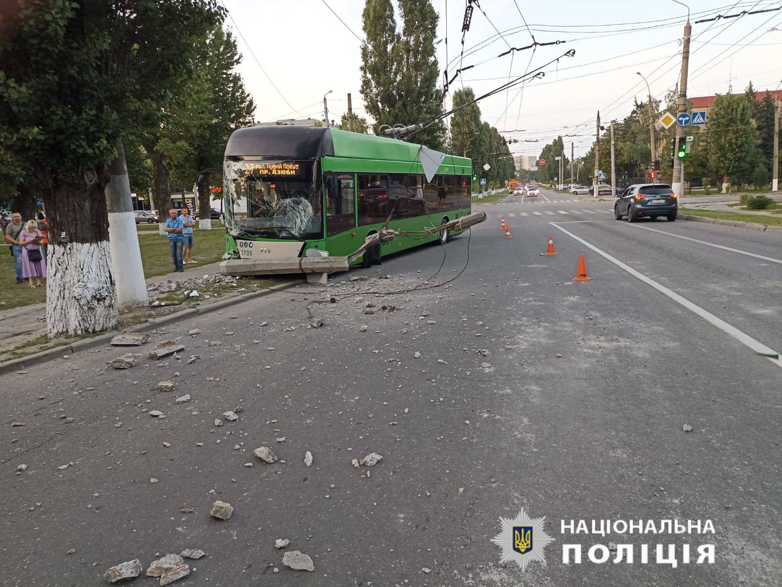троллейбус сбил людей в Харькове