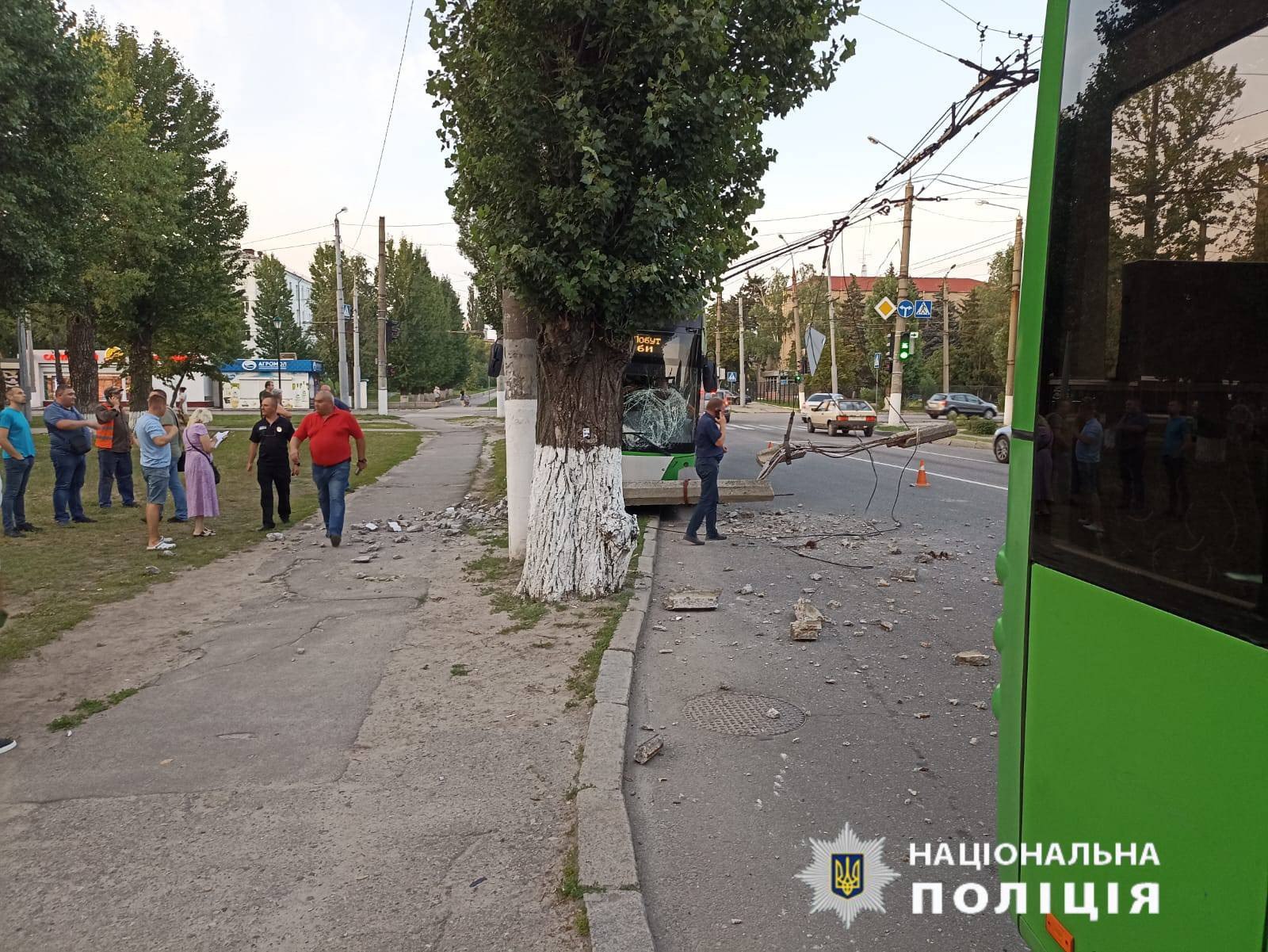 троллейбус сбил людей в Харькове