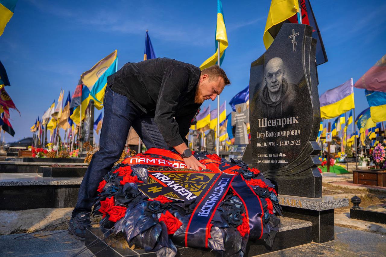 На харківському кладовищі полеглих воїнів вшанували особливими вінками