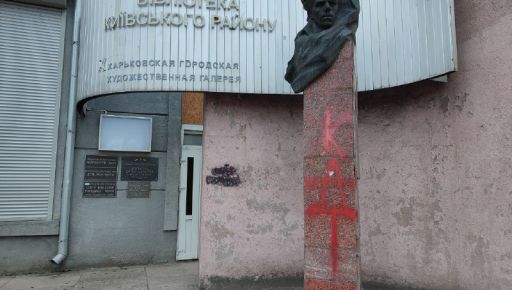 "Геть ката": Комунальники Терехова тиждень не беруться відмивати пам’ятник Островському (ФОТОФАКТ)