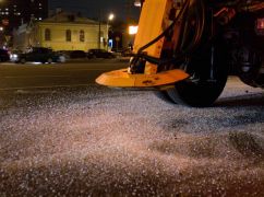 Без піску і солі: у Харкові пропонують новий реагент від ожеледиці