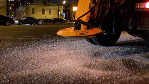Без піску і солі: у Харкові пропонують новий реагент від ожеледиці