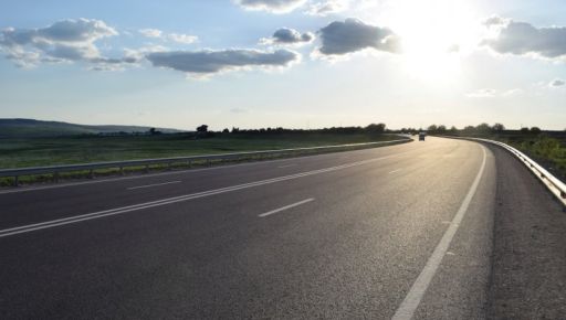 Росіяни з БПЛА обстріляли вантажіку на дорозі в Харківській області