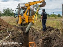 На Харьковщине две авиабомбы упали возле жилья, но не взорвались: кадры с места