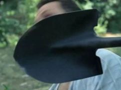 В Харькове дворник ударил лопатой водителя, который хотел убрать тачку с дороги