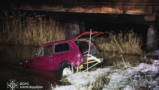 Авто в Лопани: харьковские спасатели показали, как достали из воды "ВАЗ"