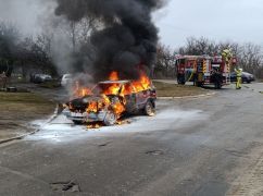 В Харьковской области посреди дороги вспыхнул автомобиль
