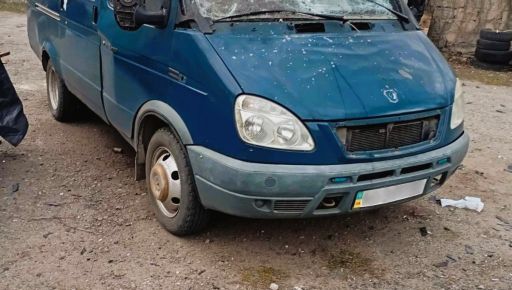 На Харківщині ворожий FPV-дрон атакував цивільну автівку: з&rsquo;явилися кадри наслідків