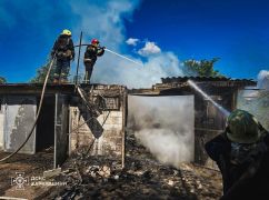 Спасатели показали, как тушили пожар после атаки БпЛА в Харьковской области