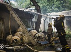 У центрі Харкова спалахнула пожежа: кадри з місця