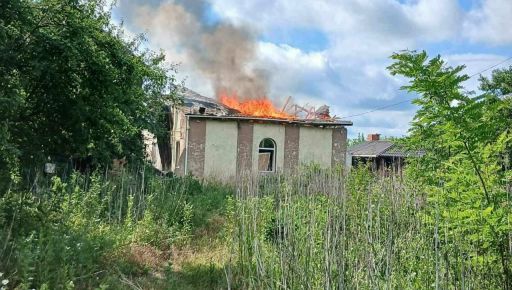 Російські дрони вдарили по селу на Харківщині: спалахнула пожежа, знищено будинки