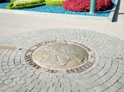 В Харькове англизовали памятный знак "50 параллель"