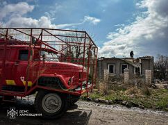 Росіяни вдарили безпілотниками по селищу на Харківщині: кадри з місця