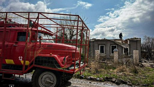 Росіяни вдарили безпілотниками по селищу на Харківщині: кадри з місця