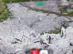 На Вовчанському напрямку росіянин намагався збити український дрон шматками цегли