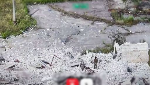 На Вовчанському напрямку росіянин намагався збити український дрон шматками цегли