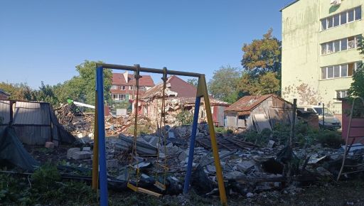 У Чугуєві ліквідовують наслідки нічного обстрілу: кадри з місця атаки
