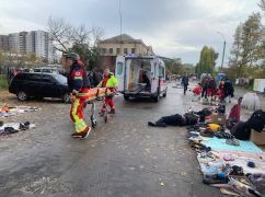 Медики показали кадри перших хвилин після удару по ринку в Харкові