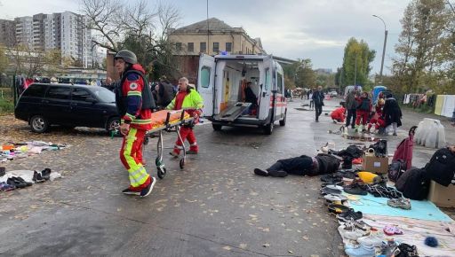 Медики показали кадри перших хвилин після удару по ринку в Харкові