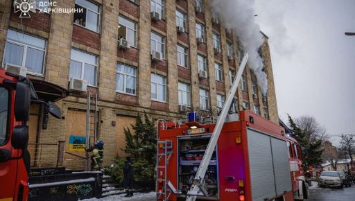 В центрі Харкова спалахнув офісний центр: врятовано вісьмох людей