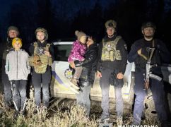 В Харьковской области полицейские спасли из-под обстрелов двух детей: кадры эвакуации