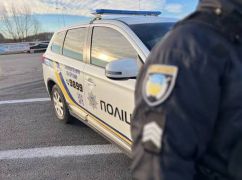 На Харьковщине служебный автомобиль полиции перевернулся после столкновения на перекрестке