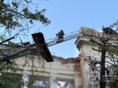 У Харкові внаслідок ворожої атаки спалахнув заклад культури
