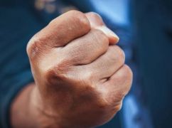 Ударил сына по голове во время ссоры: в Харькове 68-летнему отцу сообщили о подозрении
