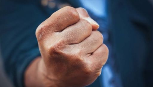 Ударил сына по голове во время ссоры: в Харькове 68-летнему отцу сообщили о подозрении