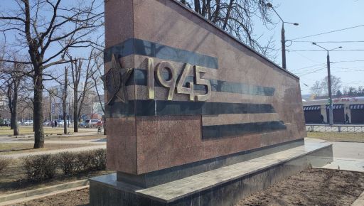В Харькове коммунальщики отмыли порисванные макеты советских орденов